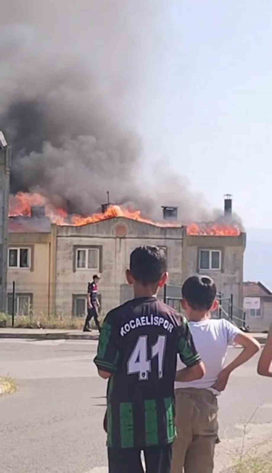 İtfaiye ve sağlık ekiplerinin müdahalesi
