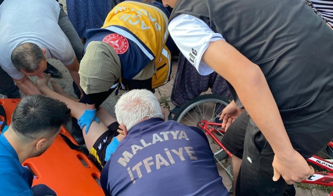 Malatya'da otomobilin bisikletli çocuklara çarpması sonucu 3 kişi yaralandı. Olayla