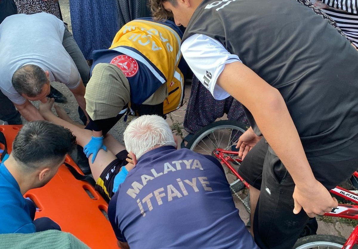 Malatya'da otomobilin bisikletli çocuklara çarpması sonucu 3 kişi yaralandı. Olayla