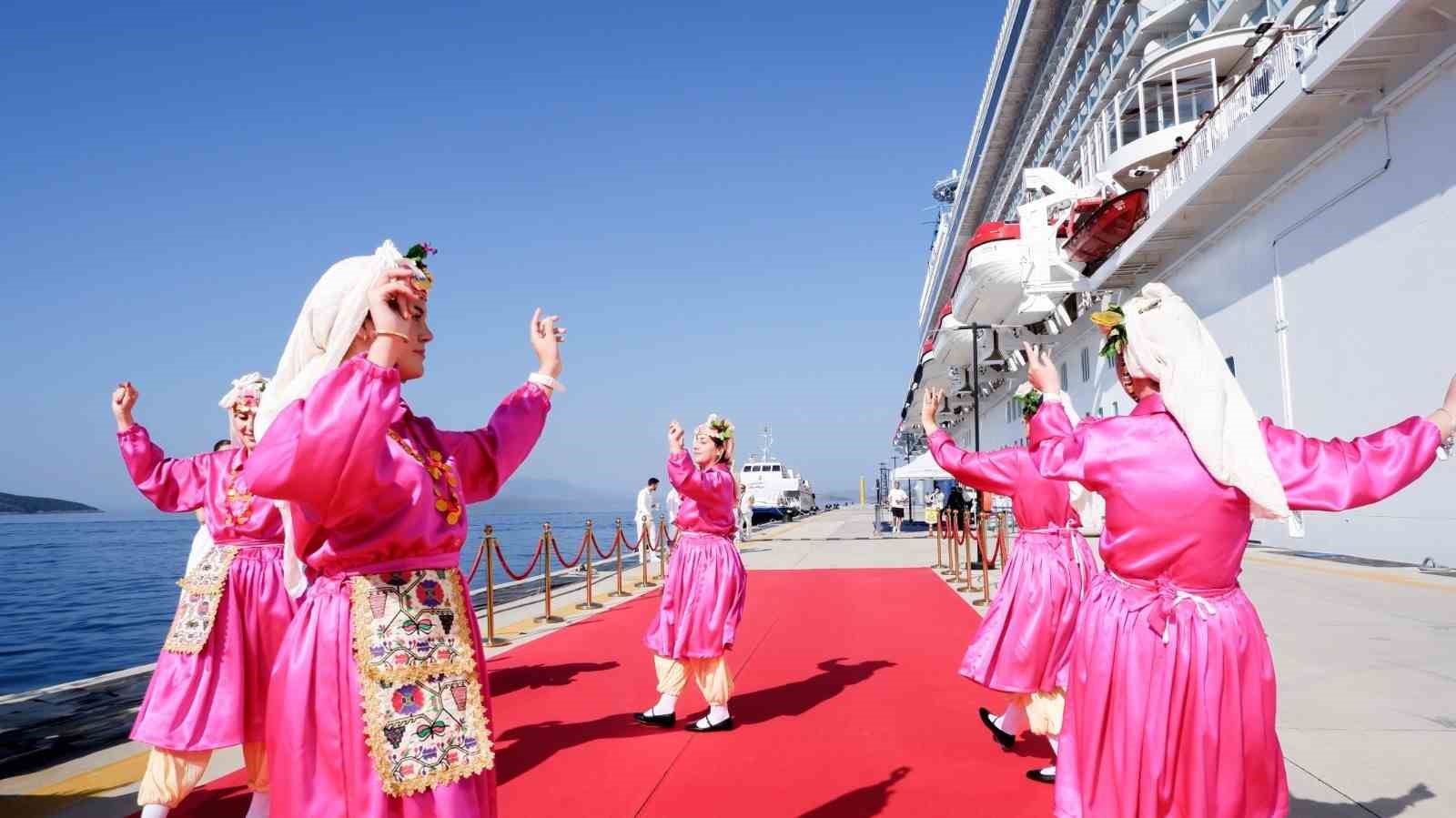 malta bayrakli kruvaziyer gemisi bodrum limaninda demirledi mJilOiFv