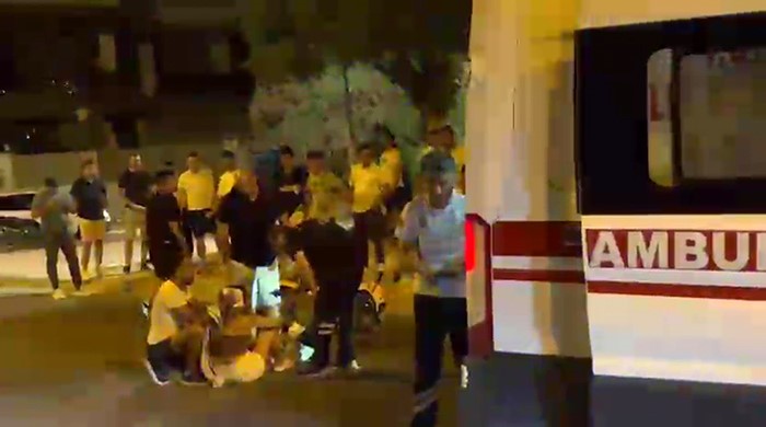 Manavgat'ta turistleri taşıyan transfer aracıyla motosikletin çarpışması sonucu meydana gelen
