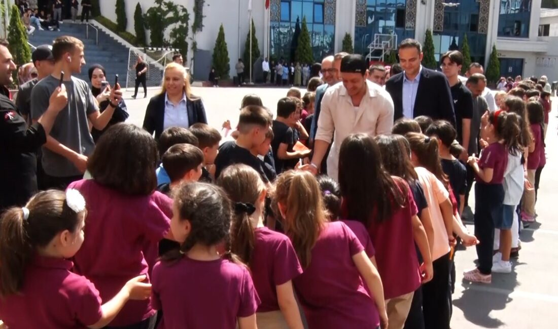 Mesut Özil, öğrencilerle bir araya geldi Eski futbolcu Mesut Özil, Başakşehir’de özel bir okulda öğrencilerle bir