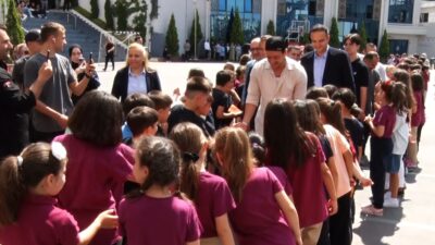 Eski futbolcu Mesut Özil, Başakşehir’de özel bir okulda öğrencilerle bir