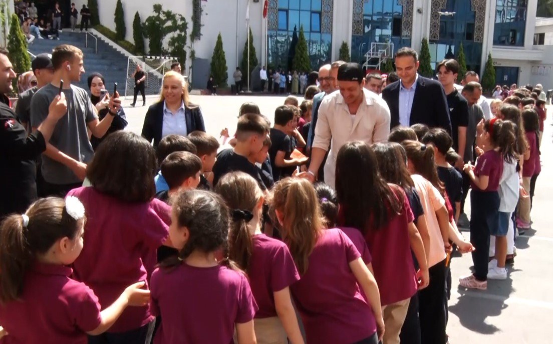 Eski futbolcu Mesut Özil, Başakşehir’de özel bir okulda öğrencilerle bir