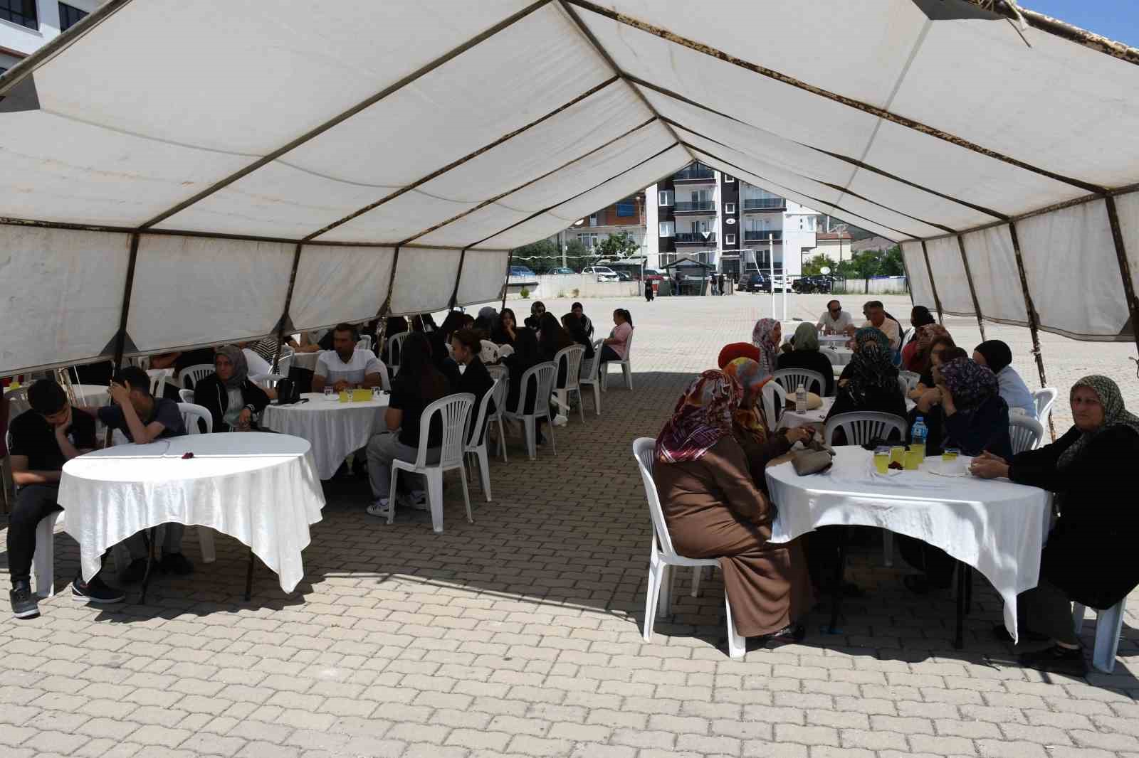Kazazedeki gençler ve katılımcılar