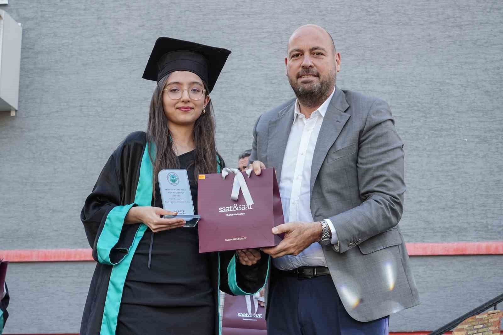 Mezuniyet Töreninde Bayrak ve Flama Teslimi
