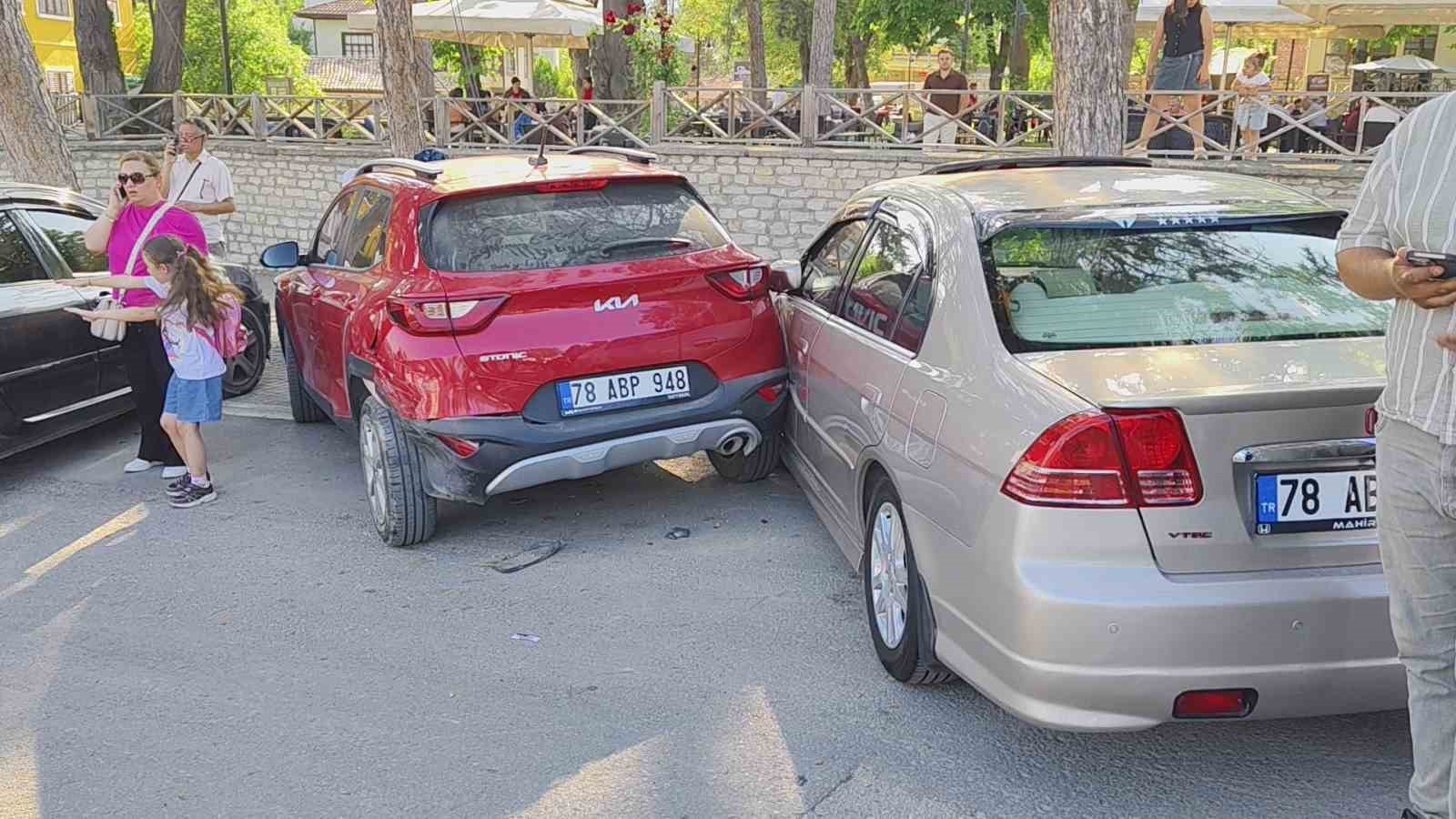 Safranbolu'da trafik kazası: Kontrol kaybı sonucu çok araç hasar aldı.
