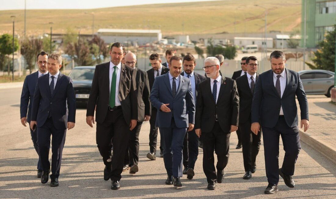 Sanayi ve Teknoloji Bakanı Mehmet Fatih Kacır, Roketsan'ı ziyaret ederek