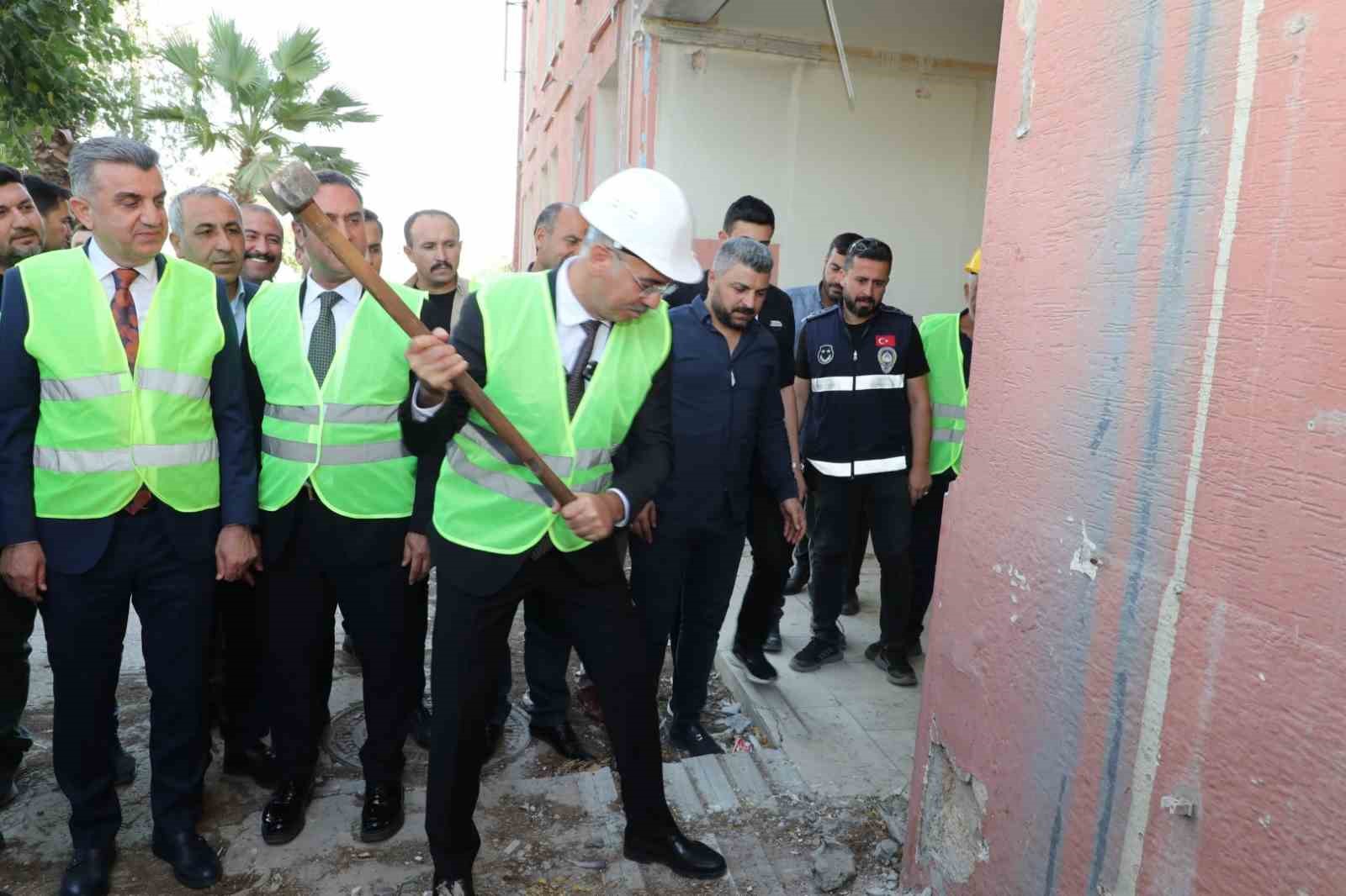 sanliurfa eyyubiye ilcesinde eski cezaevinin yikim ve yeniden yapilanma sureci