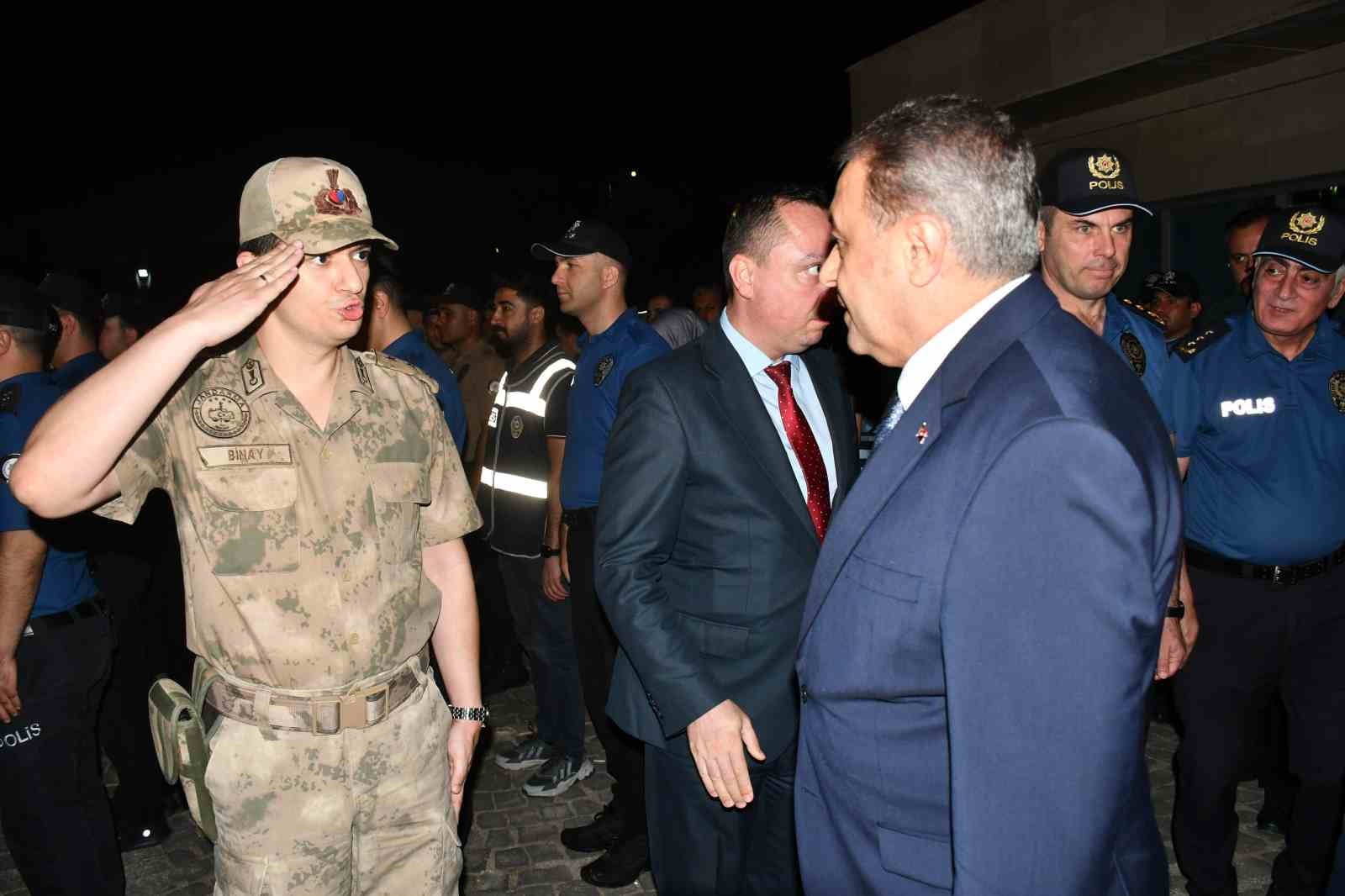 Şanlıurfa Valisi Hasan Şıldak, Siverek'te güvenlik uygulamasına katılarak vatandaşların güvenliği