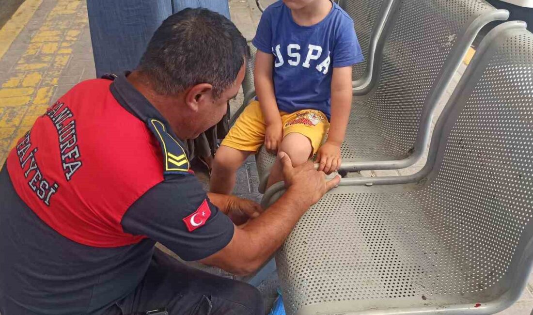 Şanlıurfa'da otobüs beklerken çocuk ayağını sıkıştırdı, itfaiye hızlı müdahale etti.