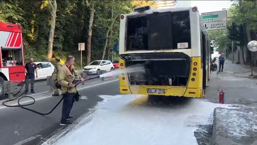 Sarıyer’de motor kısmında çıkan yangın, İETT otobüsüne zarar verdi. Olayla