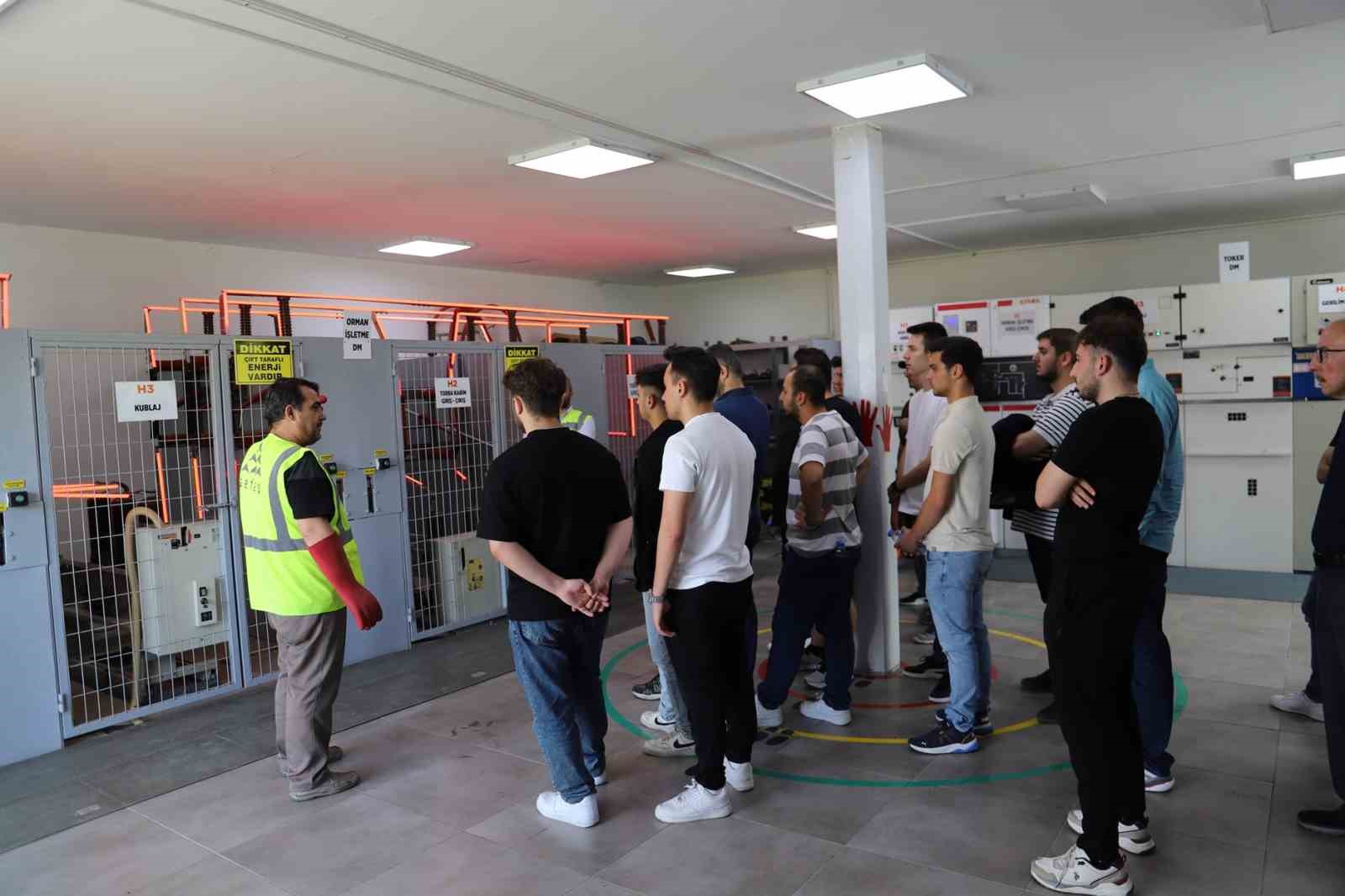 SEDAŞ ve SUBÜ Öğrencileri Teknik Eğitim Merkezi'nde Bir Araya Geldi