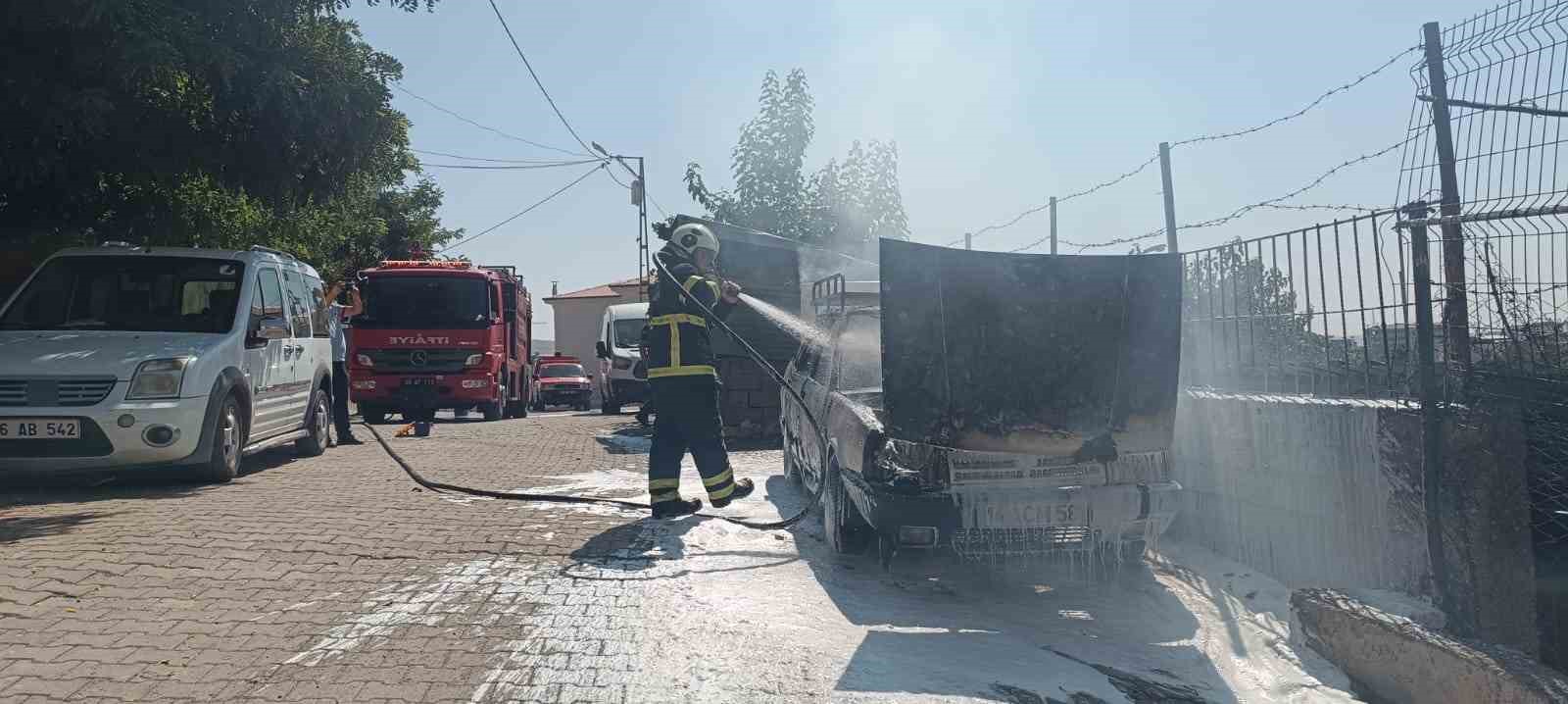 Siirt'te Park Halindeyken Yanan Otomobil Olayı