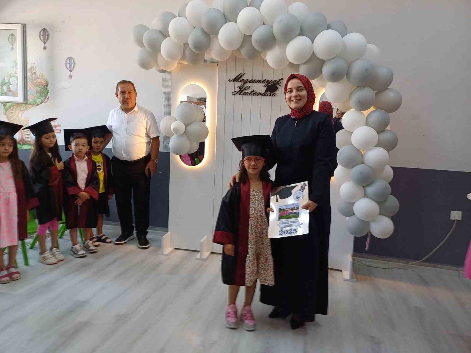 Sındırgı'da karne sevinci ve veda rüzgarlarıyla dolu unutulmaz anlar! Öğrencilerin