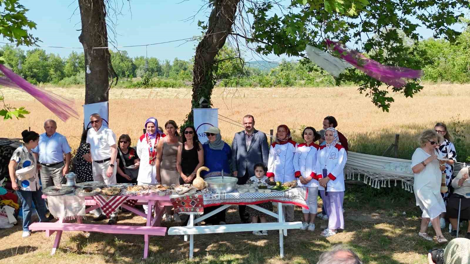Sinop’un Erfelek ilçesindeki büyüleyici lavanta bahçesi, geleneksel lezzetleri mor çiçeklerin huzuruyla bir araya getiriyor. Kadın girişimciler Neriman Çöpçü ve Filiz Özdemir’in kurduğu bu özel bahçede, düzenlenen etkinlikte Sinop’un eşsiz mutfağından seçkin yemekler, lavanta aromasıyla buluştu.