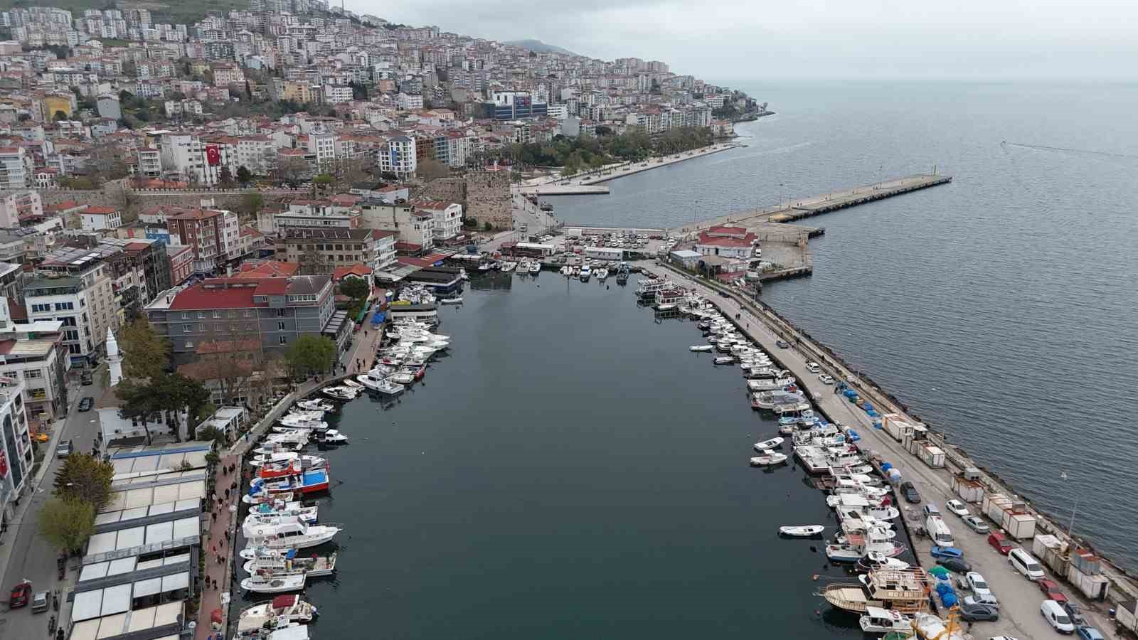 Türkiye İstatistik Kurumu (TÜİK) tarafından yayımlanan 2025 Mayıs ayı trafik ve araç verilerine göre, Sinop'ta trafiğe kayıtlı araç sayısı önemli bir artış göstererek toplamda 80.450 adete ulaştı. Kentte en çok tercih edilen araç türü ise motosikletler oldu.