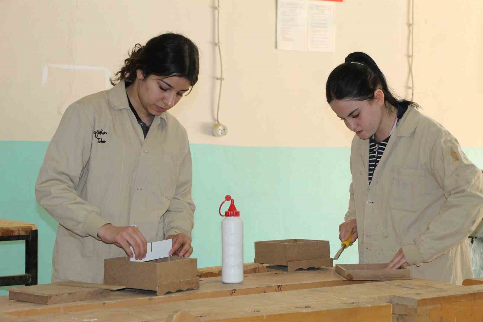 sirnakli genc kizlar erkeklerin egemen oldugu mobilya sektorunde geleceklerini yeniden sekillendiriyor 47uRpuHZ