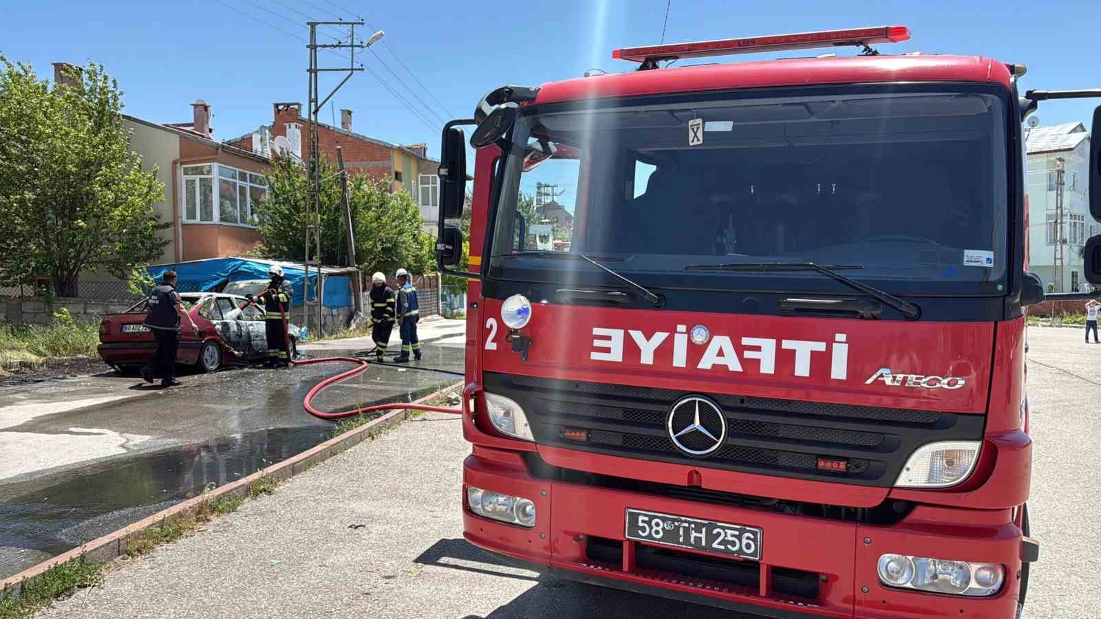 Sivas'ta Park Halindeki Otomobil Yangını ve Olayın Detayları