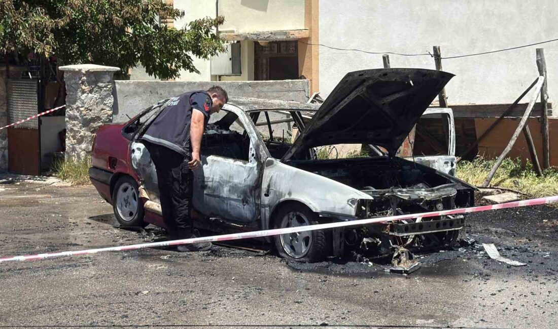 Sivas'ta park halindeki otomobilde çıkan yangın anları ve olayın detayları,