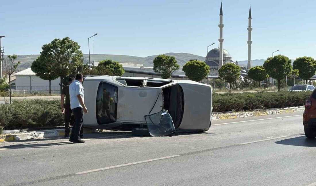 Sivas'ta meydana gelen trafik kazasında otomobil takla attı, 2 kişi