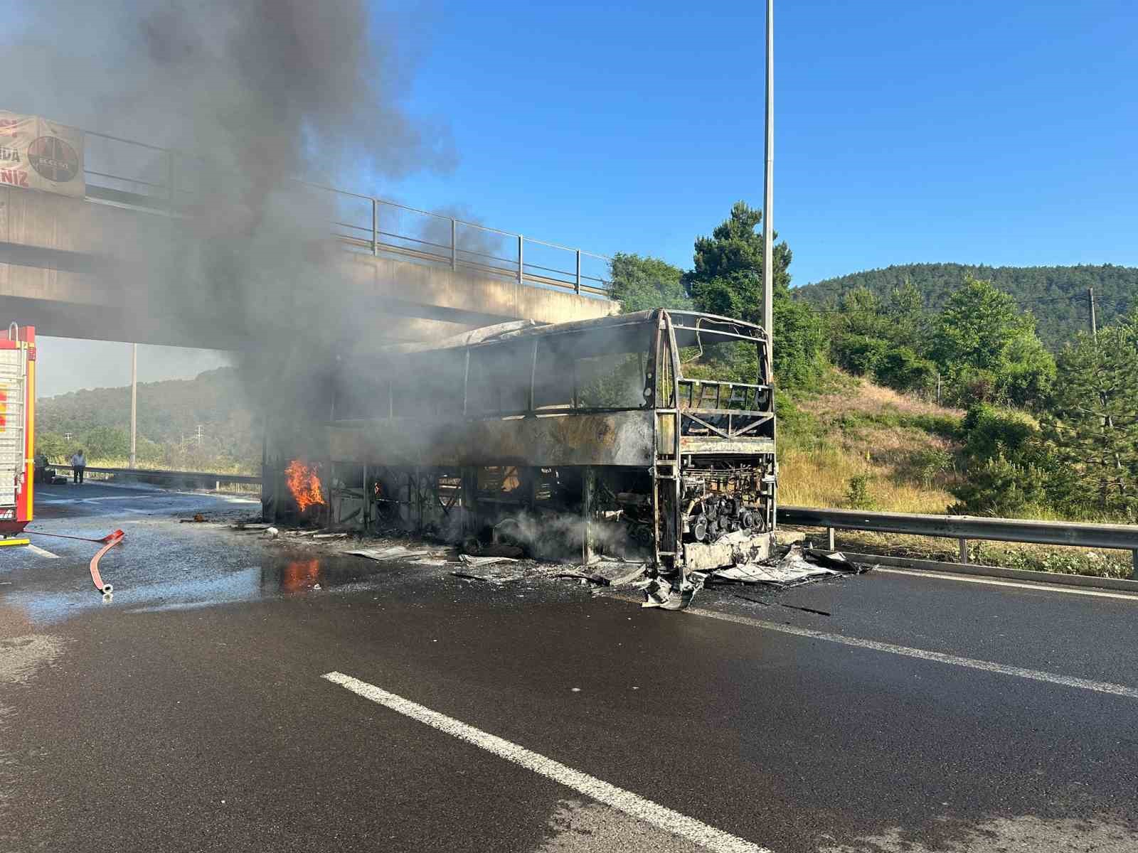 İstanbul Bolu TEM Otoyolu'nda Yolcu Otobüsü Yangını ve Otoyolda Trafik Karmaşası