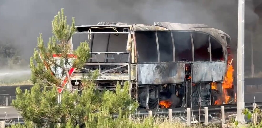 TEM Otoyolu'nda yolcu otobüsü yangını ve trafik durumu hakkında güncel