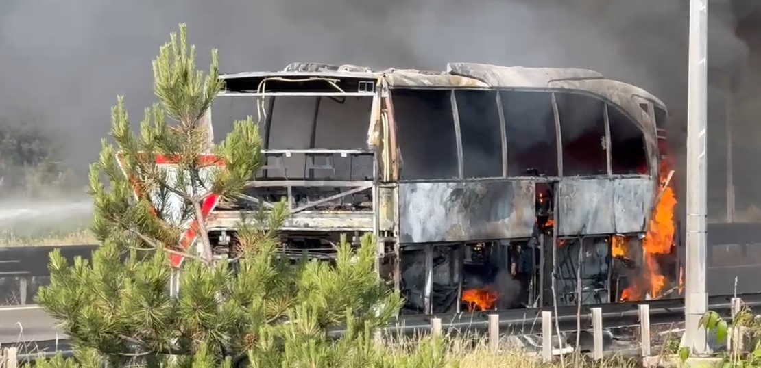 TEM Otoyolu'nda yolcu otobüsü yangını ve trafik durumu hakkında güncel