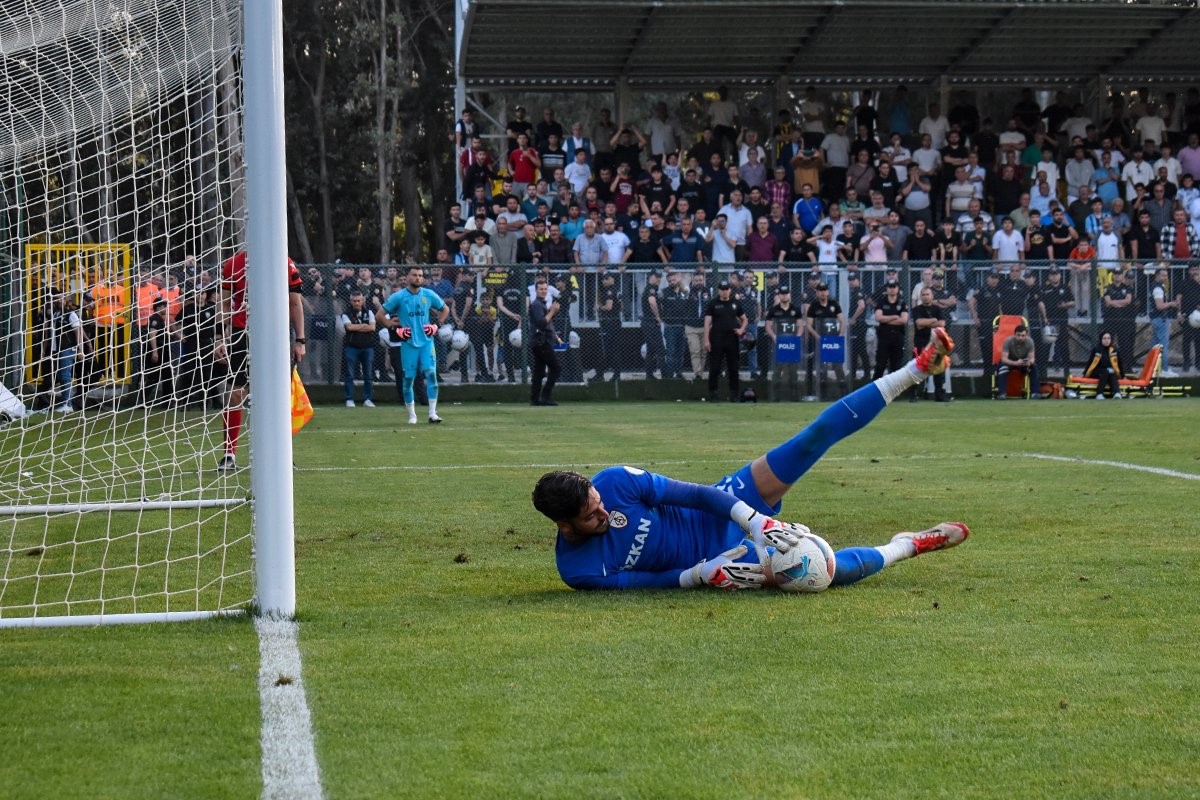 Trabzonspor, Yetenekli Genç Kaleci Serhat Öztaşdelen İçin Kanca Attı