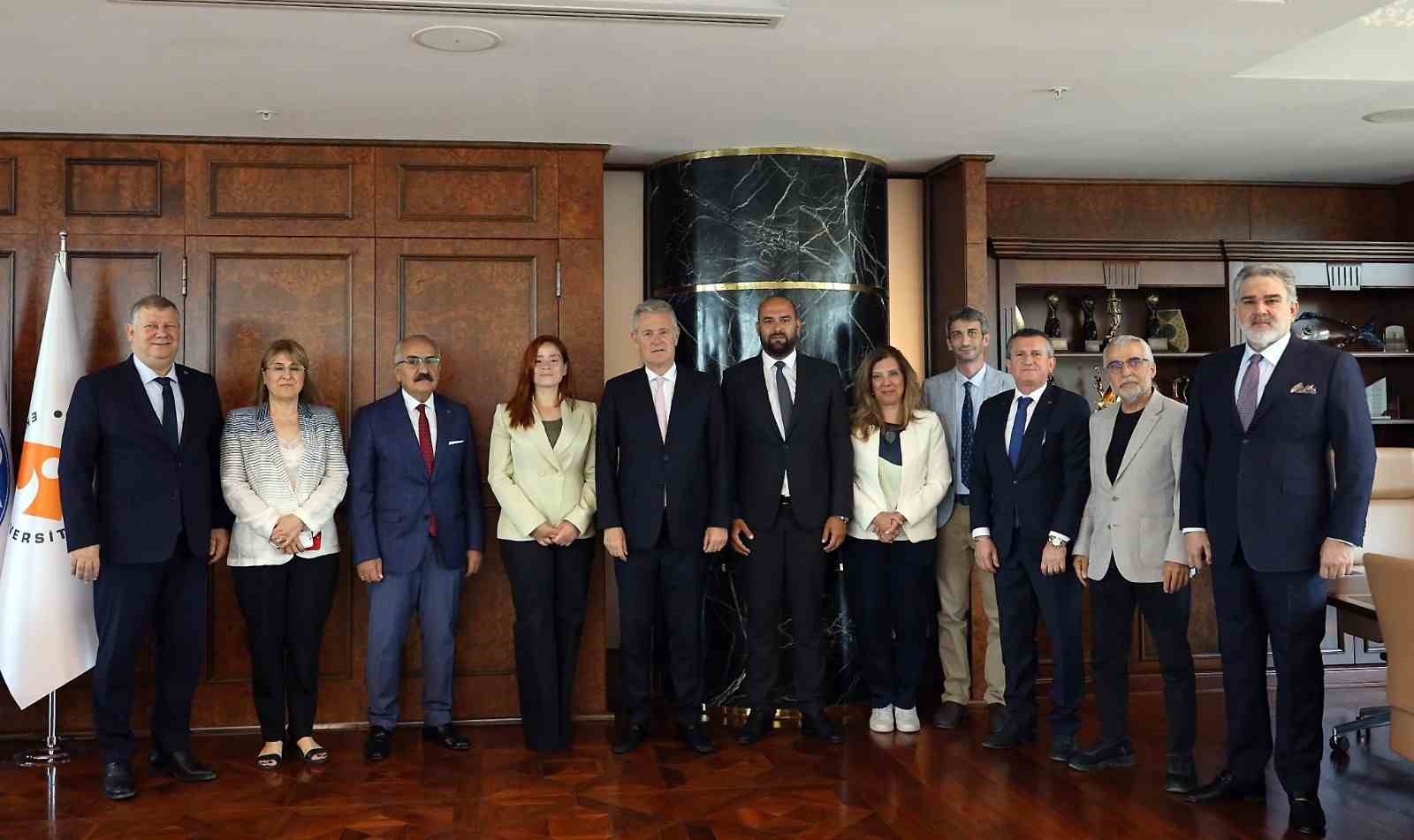 Türkiye Satranç Federasyonu Başkanı Fethi Apaydın’dan İzmir’e anlamlı ziyaret