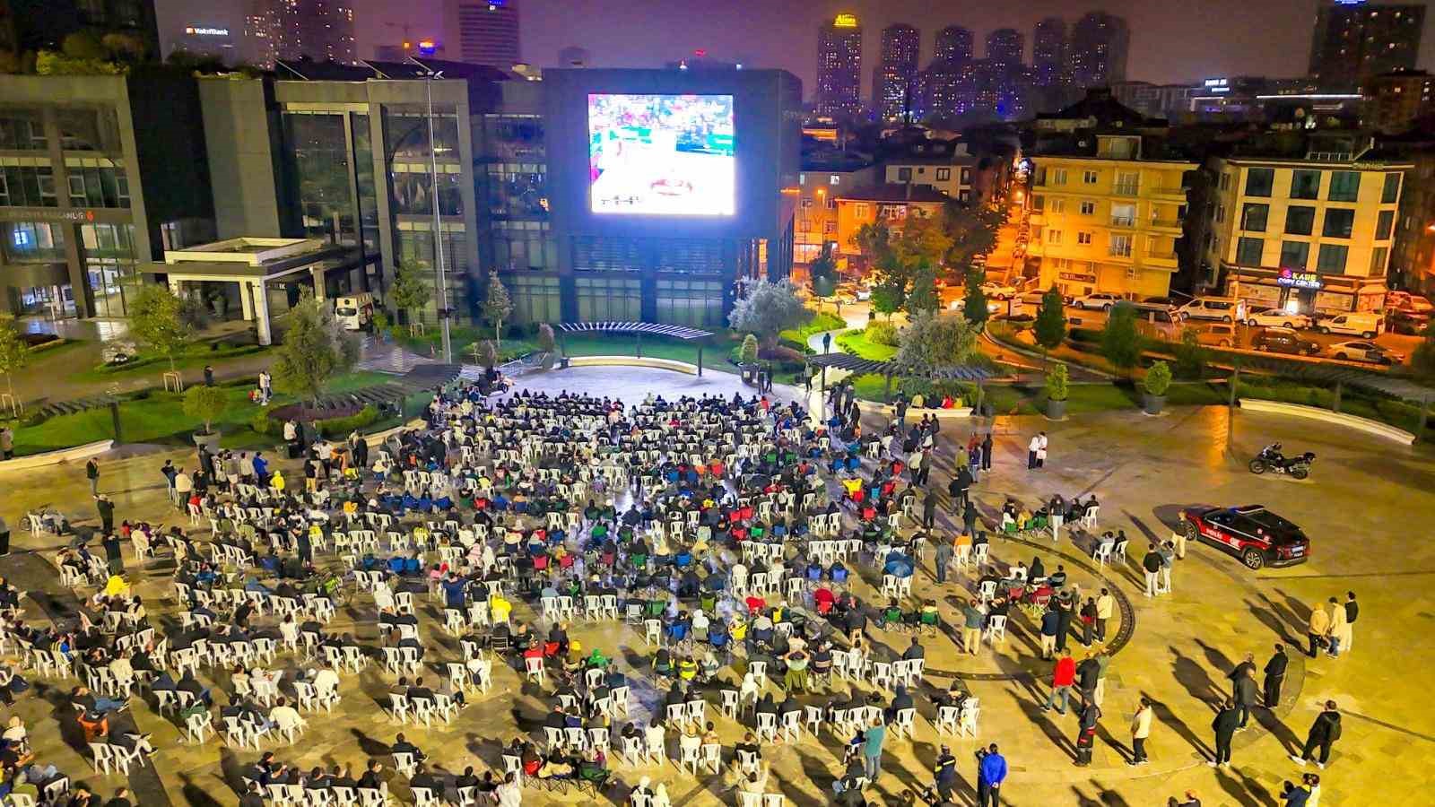Ümraniye Belediye Meydanı, sosyal ve kültürel etkinliklerle dolu canlı bir