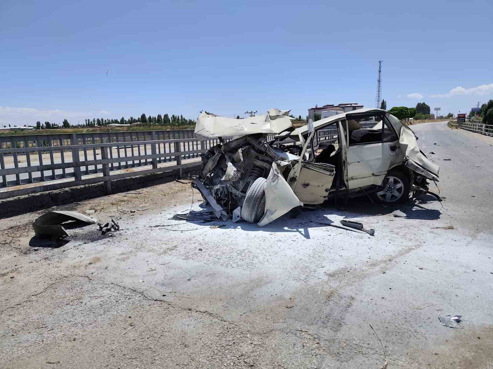 Van Erciş'te trafik kazası: 4 yaralı, tır kaçtı. Detaylar ve