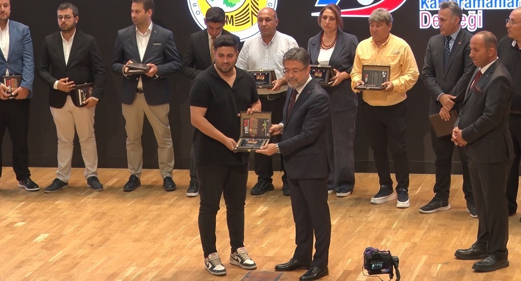 Tören Sonunda Plaketler ve Özel Kitaplar Takdim Edildi