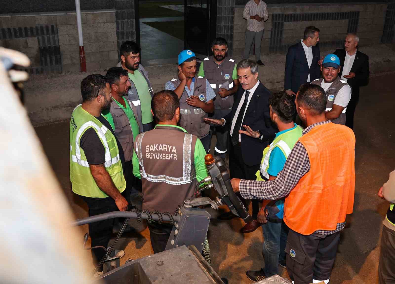 Sakarya Büyükşehir Belediye Başkanı Yusuf Alemdar, Metrobüs Hattı Çalışmalarını Gece Yarısına Kadar Yakından Takip Ediyor