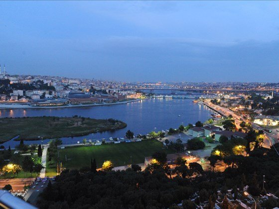 Boğulduğunu Sandığın Her Şey, Sana Yüzmeyi Öğretiyor