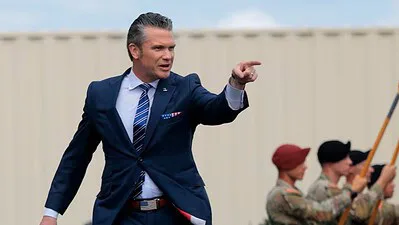 Fox News sunuculuğu ve askeri geçmişi olan Savunma Bakanı Pete Hegseth,