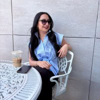 Margot Robbie- Hollywood’un "Altın Kraliçesi" 1 Margot Robbie posing outdoors, stylish and elegant, representing Hollywood’s "Golden Queen" in a cas.