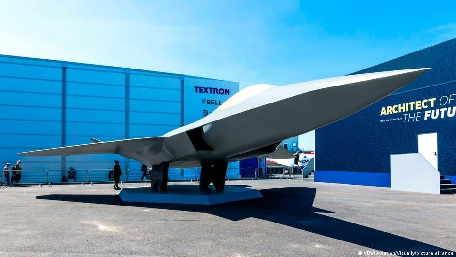 Modern F-35 savaş uçağı sergileniyor, savunma teknolojisinin öncüsü.