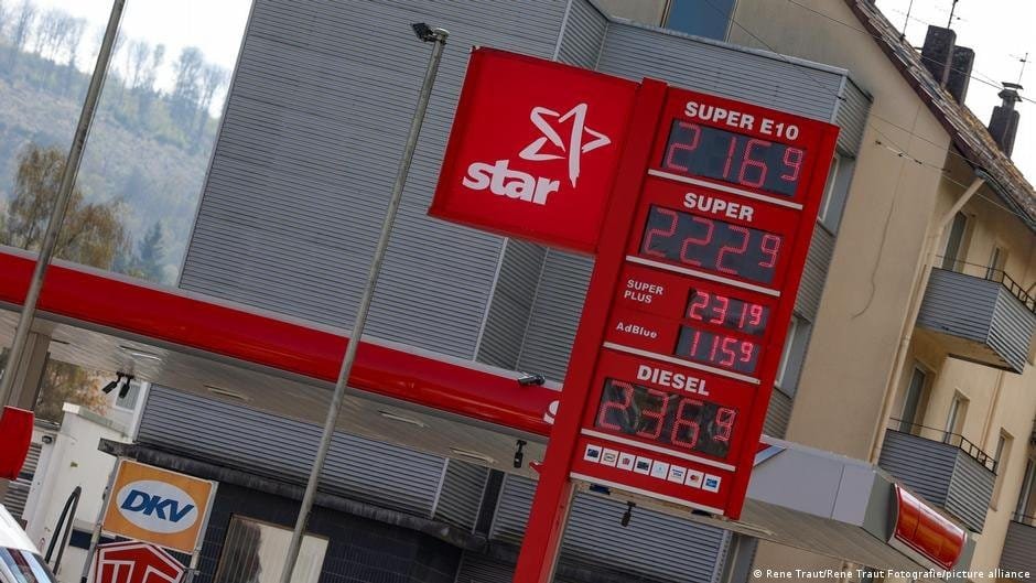 Akaryakıt fiyatları rekor seviyede, dünya önlemleri ve enerji piyasası etkileri.