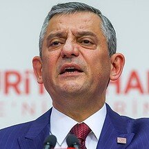 CHP lideri sahnede konuşma yaparken, elini kaldırıyor.